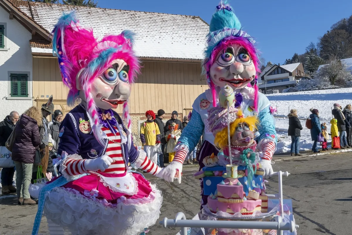 Eine zuckersüsse zweiergruppe am Umzug. Zwei Figuren mit Maske.